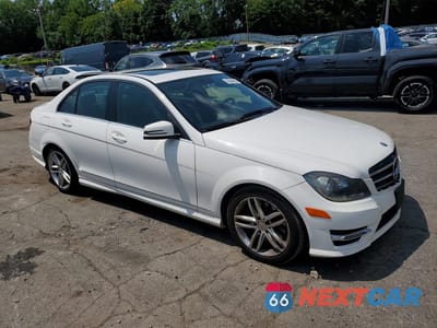 Czwarte zdjęcie samochodu z boku: 2014 MERCEDES-BENZ C 300 4MATIC VIN:WDDGF8AB4EG160639 - miniatura