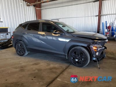 Czwarte zdjęcie samochodu z boku: 2026 HYUNDAI KONA SEL SPORT VIN:KM8HF3AB4TU363879 - miniatura