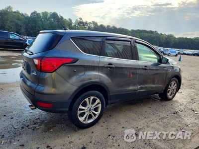 Trzecie zdjęcie samochodu z tyłu: 2019 FORD ESCAPE SE VIN:1FMCU0GD6KUB44783 - miniatura