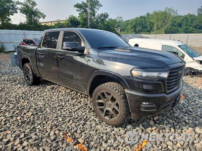 Czwarte zdjęcie samochodu z boku: 2025 RAM 1500 LARAMIE VIN:1C6SRFJP9SN613339 - miniatura