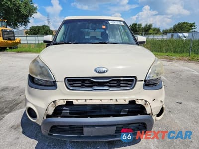 Piąte zdjęcie samochodu w środku: 2013 KIA SOUL BASE VIN:KNDJT2A50D7770620 - miniatura