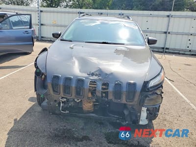 Piąte zdjęcie samochodu w środku: 2016 JEEP CHEROKEE LATITUDE VIN:1C4PJLCS1GW233550 - miniatura
