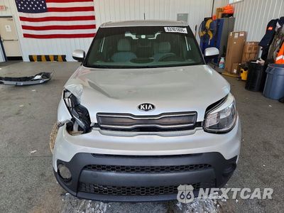 Piąte zdjęcie samochodu w środku: 2018 KIA SOUL BASE VIN:KNDJN2A29J7588832 - miniatura