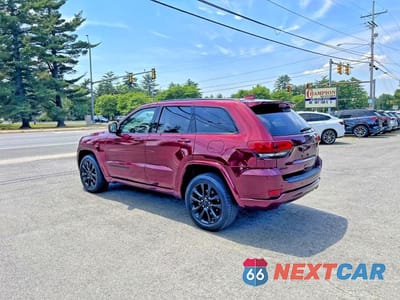 Trzecie zdjęcie samochodu z tyłu: 2021 JEEP GRAND CHEROKEE LAREDO VIN:1C4RJFAGXMC581014 - miniatura