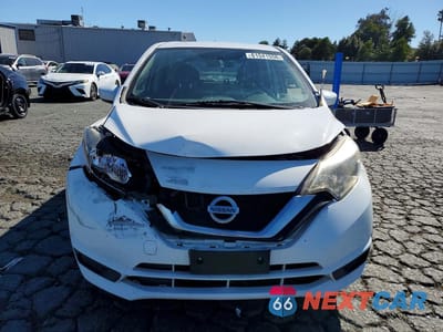 Piąte zdjęcie samochodu w środku: 2018 NISSAN VERSA NOTE S VIN:3N1CE2CP4JL366165 - miniatura