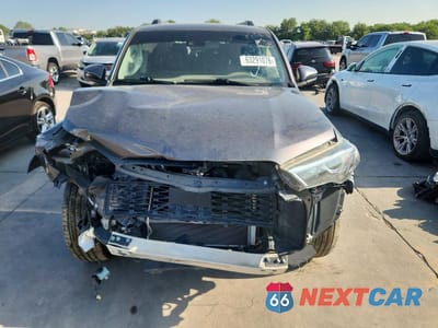 Piąte zdjęcie samochodu w środku: 2021 TOYOTA 4RUNNER SR5 VIN:JTEEU5JR1M5250002 - miniatura