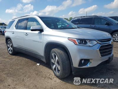 Czwarte zdjęcie samochodu z boku: 2021 CHEVROLET TRAVERSE LT VIN:1GNEVHKW3MJ251058 - miniatura