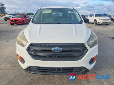Piąte zdjęcie samochodu w środku: 2018 FORD ESCAPE S VIN:1FMCU0F70JUA39635 - miniatura
