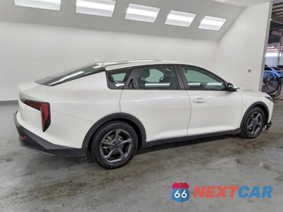 Trzecie zdjęcie samochodu z tyłu: 2025 KIA K4 LXS VIN:3KPFT4DE1SE084919 - miniatura