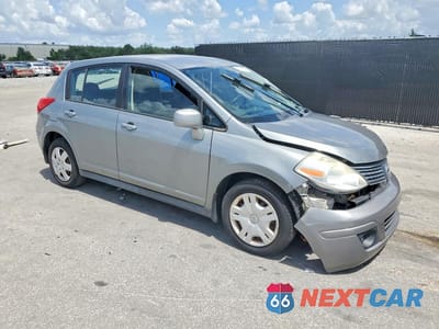 Czwarte zdjęcie samochodu z boku: 2010 NISSAN VERSA 1.8 S VIN:3N1BC1CPXAL462796 - miniatura