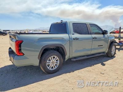 Trzecie zdjęcie samochodu z tyłu: 2026 TOYOTA TUNDRA SR5 VIN:5TFLA5AB7TX054754 - miniatura