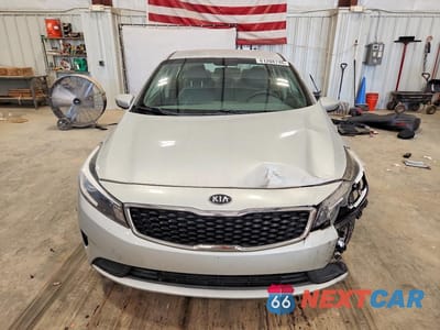 Piąte zdjęcie samochodu w środku: 2017 KIA FORTE LX VIN:3KPFK4A73HE047808 - miniatura