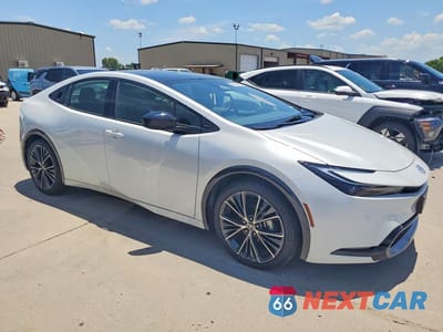 Czwarte zdjęcie samochodu z boku: 2025 TOYOTA PRIUS XLE VIN:JTDACAAUXS3052868 - miniatura