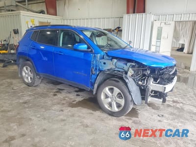 Czwarte zdjęcie samochodu z boku: 2018 JEEP COMPASS LATITUDE VIN:3C4NJDBB4JT360076 - miniatura