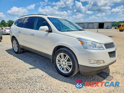 Czwarte zdjęcie samochodu z boku: 2011 CHEVROLET TRAVERSE LT VIN:1GNKRGED0BJ258641 - miniatura