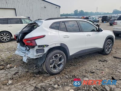 Trzecie zdjęcie samochodu z tyłu: 2026 CHEVROLET TRAX 1LT VIN:KL77LHEP8TC119974 - miniatura