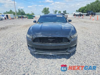 Piąte zdjęcie samochodu w środku: 2017 FORD MUSTANG VIN:1FA6P8AM9H5276753 - miniatura