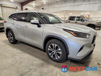 Czwarte zdjęcie samochodu z boku: 2022 TOYOTA HIGHLANDER XLE VIN:5TDGZRBH6NS578717 - miniatura