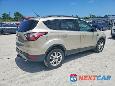 Trzecie zdjęcie samochodu z tyłu: 2018 FORD ESCAPE SE VIN:1FMCU0GD0JUC67431 - miniatura