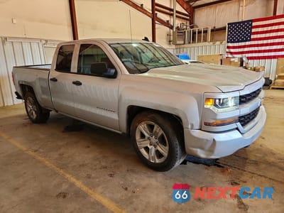 Czwarte zdjęcie samochodu z boku: 2019 CHEVROLET SILVERADO LD C1500 CUSTOM VIN:2GCRCMEC7K1231946 - miniatura