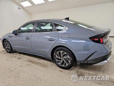 Drugie zdjęcie samochodu z przodu: 2026 HYUNDAI SONATA HYBRID BLUE VIN:KMHL24JJ2TA145444 - miniatura