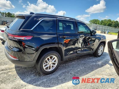 Trzecie zdjęcie samochodu z tyłu: 2025 JEEP GRAND CHEROKEE LAREDO/ALTITUDE VIN:1C4RJGAG8SC370896 - miniatura