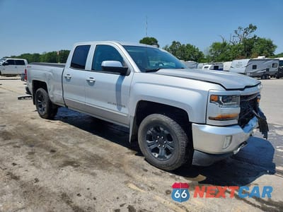 Czwarte zdjęcie samochodu z boku: 2017 CHEVROLET SILVERADO K1500 LT VIN:1GCVKREC6HZ252446 - miniatura