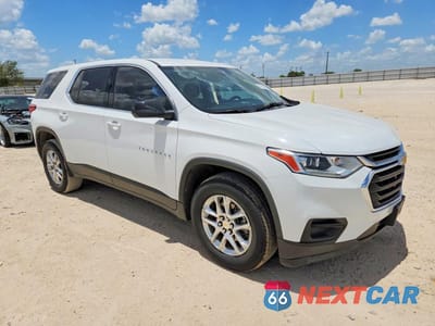 Czwarte zdjęcie samochodu z boku: 2021 CHEVROLET TRAVERSE LS VIN:1GNERFKW9MJ188279 - miniatura