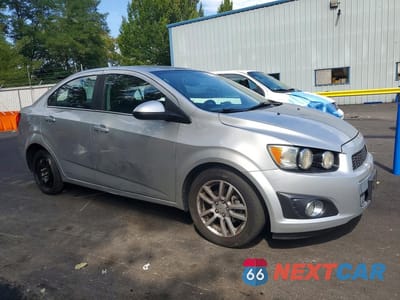 Czwarte zdjęcie samochodu z boku: 2012 CHEVROLET SONIC LT VIN:1G1JC5SH9C4167605 - miniatura