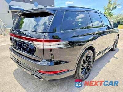 Trzecie zdjęcie samochodu z tyłu: 2022 LINCOLN AVIATOR RESERVE VIN:5LM5J7XC3NGL14700 - miniatura