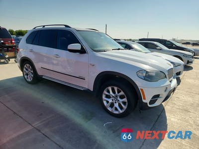 Czwarte zdjęcie samochodu z boku: 2013 BMW X5 XDRIVE35I VIN:5UXZV4C53D0E02545 - miniatura