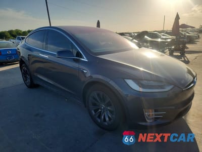 Czwarte zdjęcie samochodu z boku: 2018 TESLA MODEL X VIN:5YJXCAE25JF117775 - miniatura