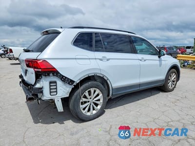 Trzecie zdjęcie samochodu z tyłu: 2018 VOLKSWAGEN TIGUAN SE/SEL VIN:3VV3B7AX4JM104681 - miniatura
