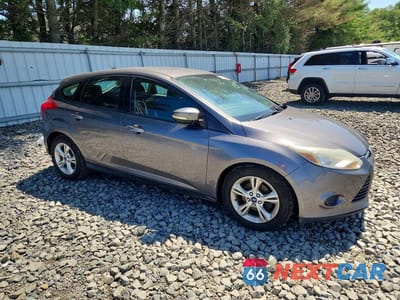 Czwarte zdjęcie samochodu z boku: 2013 FORD FOCUS SE VIN:1FADP3K28DL305043 - miniatura
