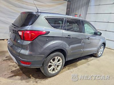 Trzecie zdjęcie samochodu z tyłu: 2019 FORD ESCAPE SE VIN:1FMCU9GD1KUA66160 - miniatura