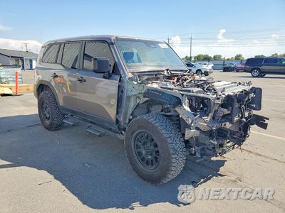 Czwarte zdjęcie samochodu z boku: 2025 TOYOTA LAND CRUISER 1958 VIN:JTEABFAJ1SK026974 - miniatura