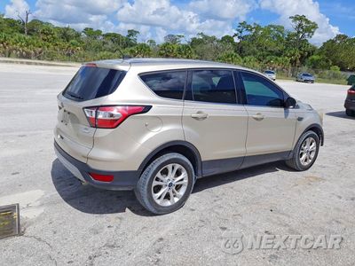 Trzecie zdjęcie samochodu z tyłu: 2017 FORD ESCAPE SE VIN:1FMCU0GDXHUC73375 - miniatura