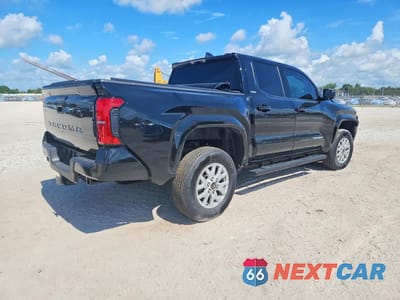 Trzecie zdjęcie samochodu z tyłu: 2025 TOYOTA TACOMA SR5 VIN:3TMKB5FNXSM042341 - miniatura