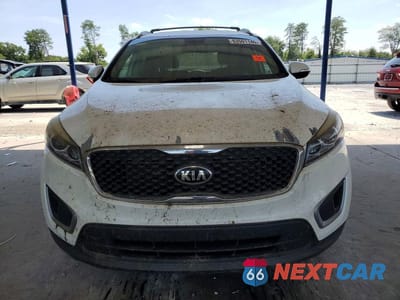 Piąte zdjęcie samochodu w środku: 2016 KIA SORENTO LX VIN:5XYPG4A33GG017468 - miniatura