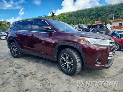 Czwarte zdjęcie samochodu z boku: 2019 TOYOTA HIGHLANDER LE VIN:5TDZARFHXKS058767 - miniatura