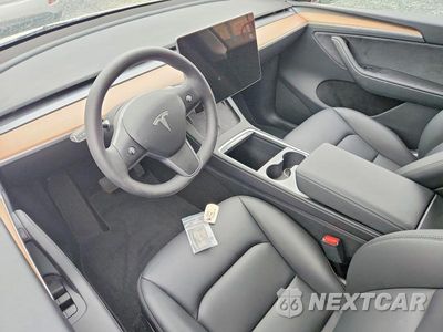 Zdjęcie 8 z 14 samochodu: 2025 TESLA MODEL Y VIN:7SAYGDEE0SA352378 - miniatura