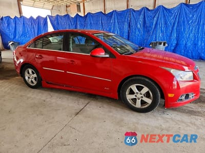 Czwarte zdjęcie samochodu z boku: 2013 CHEVROLET CRUZE VIN:1G1PC5SBXD7303701 - miniatura