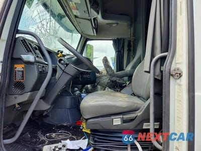 Piąte zdjęcie samochodu w środku: 2020 VOLVO VNL SEMI TRUCK VIN:4V4NC9EH6LN233697 - miniatura