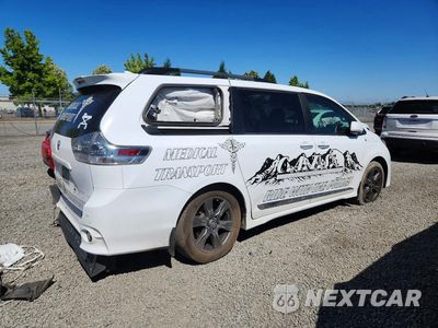 Trzecie zdjęcie samochodu z tyłu: 2019 TOYOTA SIENNA SE 8-PASSENGER VIN:5TDXZ3DC3KS996131 - miniatura