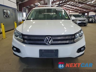 Piąte zdjęcie samochodu w środku: 2012 VOLKSWAGEN TIGUAN S VIN:WVGBV7AX2CW607397 - miniatura