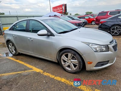 Czwarte zdjęcie samochodu z boku: 2014 CHEVROLET CRUZE VIN:1G1P75SZ6E7138135 - miniatura