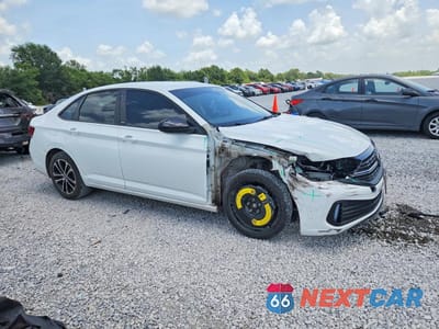 Czwarte zdjęcie samochodu z boku: 2024 VOLKSWAGEN JETTA SPORT VIN:3VWBM7BU0RM052189 - miniatura
