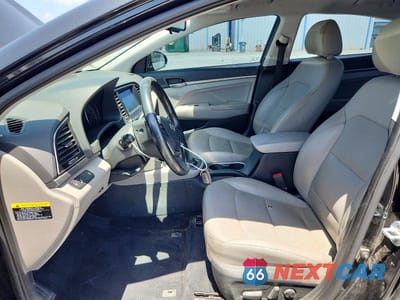 Zdjęcie 7 z 12 samochodu: 2017 HYUNDAI ELANTRA LIMITED VIN:5NPD84LF3HH022123 - miniatura