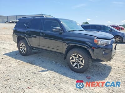 Czwarte zdjęcie samochodu z boku: 2024 TOYOTA 4RUNNER TRD OFF-ROAD PREMIUM VIN:JTERU5JRXR6256920 - miniatura