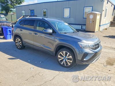 Czwarte zdjęcie samochodu z boku: 2022 VOLKSWAGEN TAOS SE VIN:3VVRX7B23NM086467 - miniatura